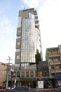 帕图布兰库Hotel San Pietro的一座高大的建筑,上面有很多窗户