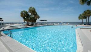 德斯坦Bay Club of Sandestin, a VRI resort的一个大型的游泳池,背景是大海