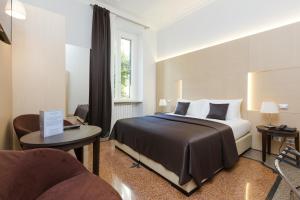 罗马多莫斯特兰乔酒店的配有一张床和一把椅子的酒店客房
