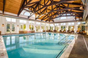 鸽子谷Dollywood's DreamMore Resort and Spa的大楼内一个蓝色的大型游泳池