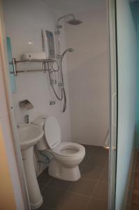 梳邦再也梳邦再也57号 USJ 21酒店的一间带卫生间和水槽的浴室