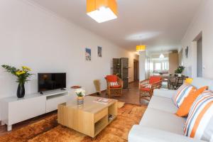 圣卢西亚岛Dream holidays @ Santa Luzia Tavira的带沙发和电视的客厅