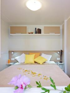 安卡兰亚德里亚安卡拉可移式酒店的一间卧室配有一张带黄色和白色枕头的大床