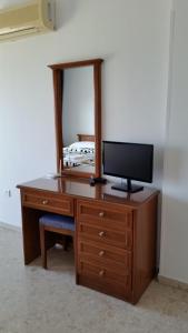 拉纳卡派丽德公寓的一张带镜子的木桌和一台电视机