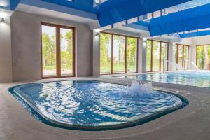 里沃日落Spa酒店的一座大楼内带喷泉的大型游泳池