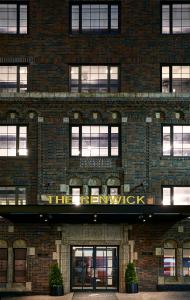 纽约The Renwick的砖砌的建筑,上面有标志