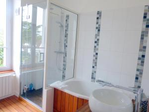 奥赛维拉博纳住宿加早餐旅馆的带浴缸、淋浴和盥洗盆的浴室