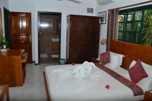 拉迪格岛米歇尔旅馆的一间卧室配有带毛巾的床