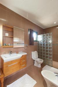 拉迪格岛米歇尔旅馆的一间带水槽、卫生间和淋浴的浴室