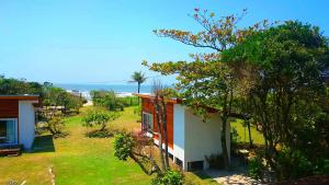 蜜岛Casa da Ilha do Mel - Pousada de Charme的海景度假屋