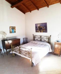 维科德尔加尔加诺Case Vacanza Al Borgo Antico的一间卧室设有一张床和木制天花板