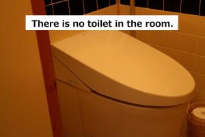 高山深山荘的卫生间里没有厕所