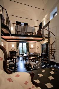 莱万托La Madonetta - Dimora d'epoca -的客厅设有楼梯和桌椅