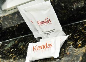 埃雷欣Vivendas Hotel的两个白袋坐在柜台上
