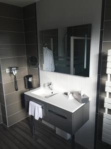 马图格国际之家奥贝奇莫森的浴室设有白色水槽和镜子