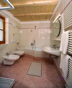 奥蒂塞伊Garni-Hotel Pichler的带浴缸、卫生间和盥洗盆的浴室