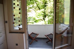汉诺威汉诺威顶部公寓的通向带2把椅子的阳台的开放式门
