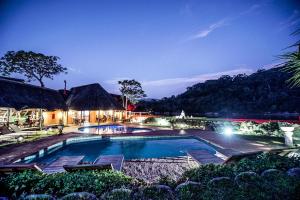 圣约翰港N'taba River Lodge & Spa的夜间在度假村的游泳池