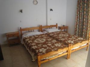 阿彻奇洛斯安诺拉旅馆的一间卧室配有木床和两个枕头