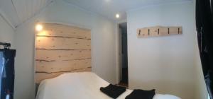 奥勒埃德文斯瓦格8号别墅的卧室配有白色的床和木墙