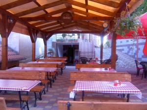 卡克特采Pivnička pod Čachtickým hradom的餐厅里一排桌子和长椅