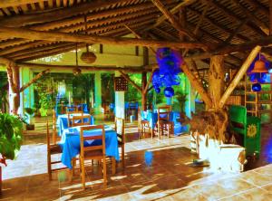 圣奥古斯丁Finca El Cielo的一间配备有蓝色桌椅的用餐室