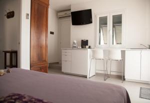 里奥马哲雷内塔勒旅馆的卧室配有一张床和一张桌子及椅子
