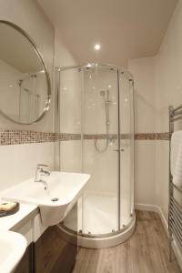 巴斯布瑞德雷酒店的带淋浴和盥洗盆的白色浴室