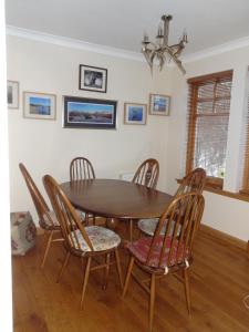 牛顿莫尔Dullatur的一间带木桌和椅子的用餐室