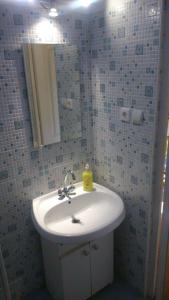 布达佩斯红色机车公寓 的浴室设有白色水槽和镜子
