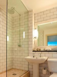 迪兹布里之屋酒店的一间浴室
