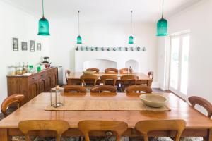 玛格丽特河格瑞寓所的用餐室配有大型木桌和椅子