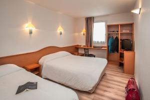 卡奥尔BRIT HOTEL Essentiel CAHORS Nord的酒店客房设有两张床和电视。