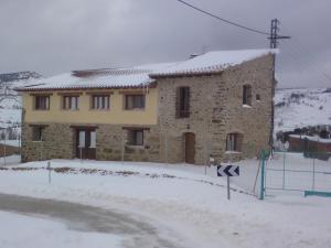 莫雷拉Cases Ruralmorella的一座大石头房子,地面上积雪