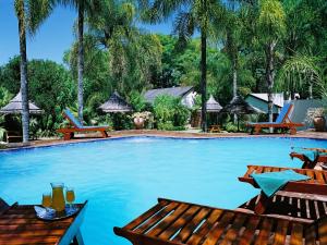 白河Karula Hotel的度假酒店内带桌椅的游泳池