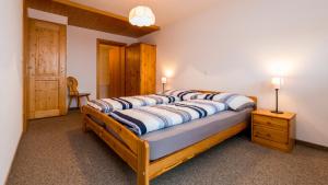 利德阿尔卑斯克里斯蒂亚尼亚公寓的一间卧室配有一张大床和枕头