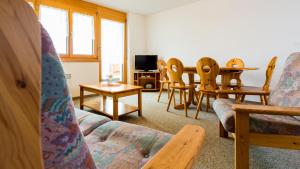 利德阿尔卑斯克里斯蒂亚尼亚公寓的客厅配有沙发和桌椅