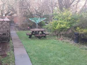 格拉斯哥格拉斯哥汉普顿花园式公寓的草上带雨伞的野餐桌