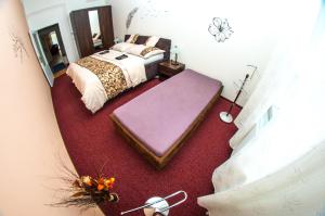 奥洛穆茨奥洛穆茨放松公寓的一间卧室配有一张紫色的奥斯曼床