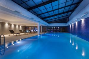 伊斯坦布尔伊斯坦布尔安塔西亚辉盛坊国际公寓的酒店的大型游泳池配有桌椅