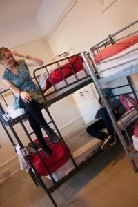 伦敦多佛城堡旅馆 的坐在双层床上的一个女人