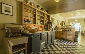 雷讷瑟祖姆奥尔德酒店的厨房设有柜台和 ⁇ 板地板