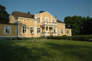 NorrahammarSpånhults Herrgård Hotel的前面有大草坪的大房子