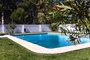 科尼尔-德拉弗龙特拉La Rotonda Penthouse的庭院中间的游泳池