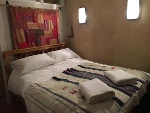 巴斯帕斯维斯海滩小木屋的一间卧室配有一张床,上面有两条毛巾