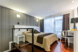 索里亚Hotel Apolonia Soria的酒店客房设有床和窗户。