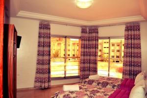 杰迪代广场酒店的一间卧室设有一张床和一个大窗户
