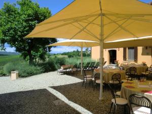加比亚诺阿格丽图里斯摩卡别墅俱乐部酒店的餐厅在大黄伞下设有桌椅