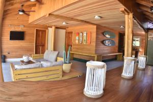 Casa Aura: Beachfront Premium Hostel的休息区