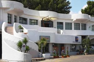 阿尔贝罗贝洛德莱奥纳迪斯住宿加早餐旅馆的一座白色的大建筑,前面有楼梯